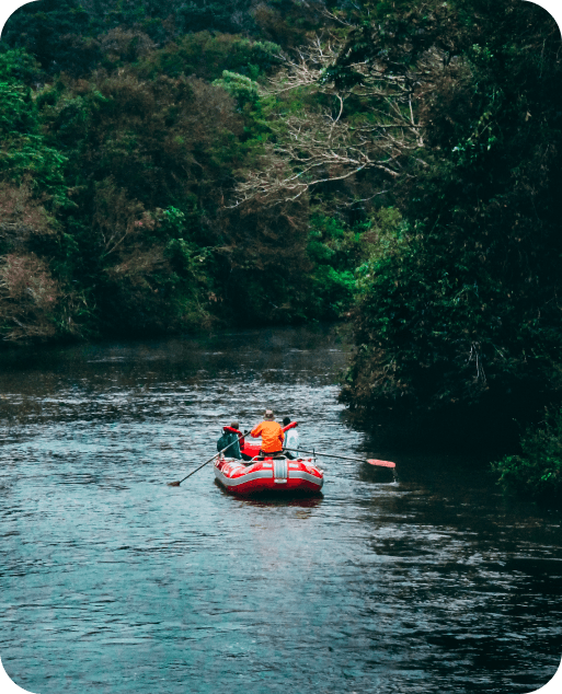 Reflecteren op kennissessies tijdens een rustige riviertocht.